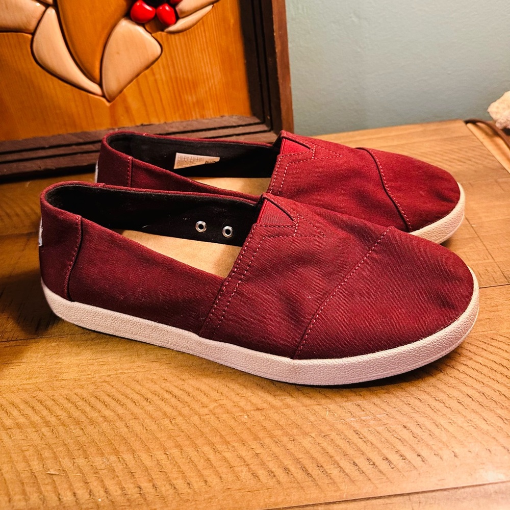 Toms Black Cherry Canvas Slip-Ons Casual Fall Fashion Sneakers Size 10
